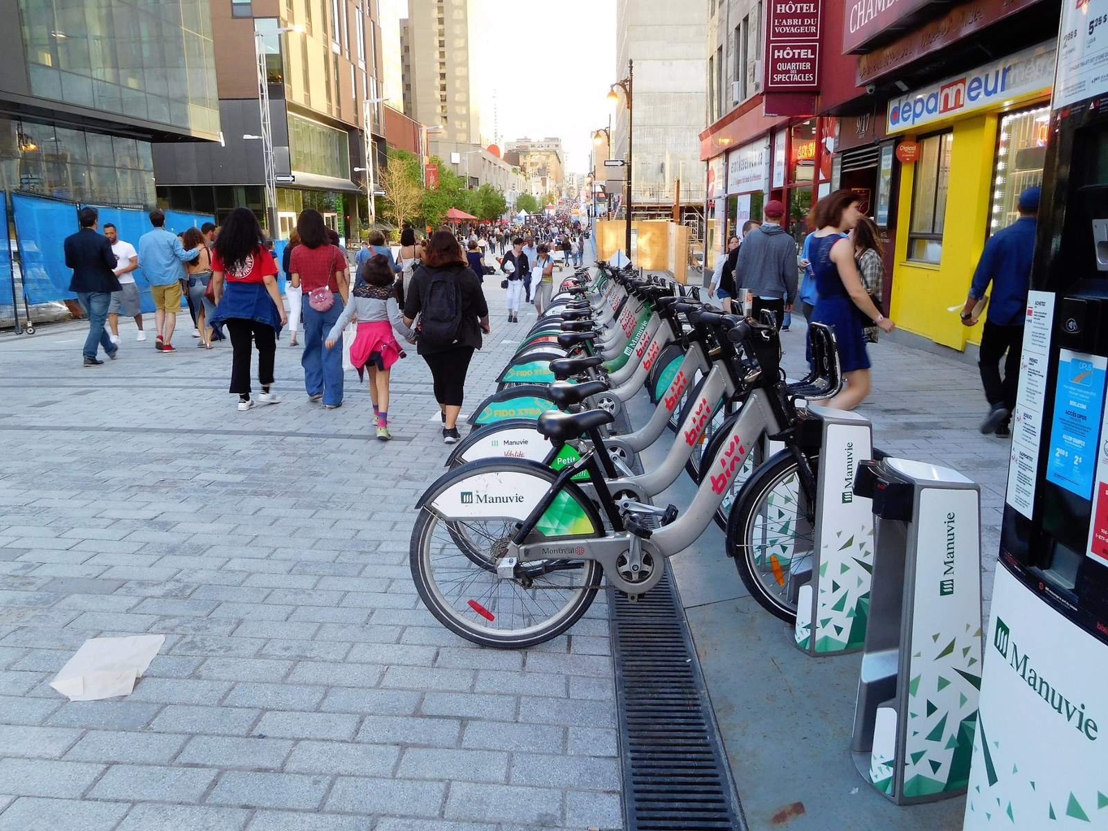 Montréal — BIXI on Sainte‑Catherine